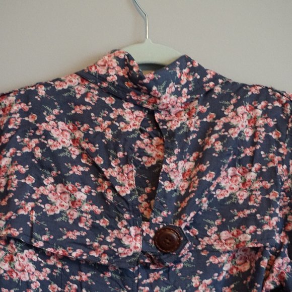 NEW American Rag Navy blue with Pink Flowers Button up Crop Top size M - Picture 6 of 15
